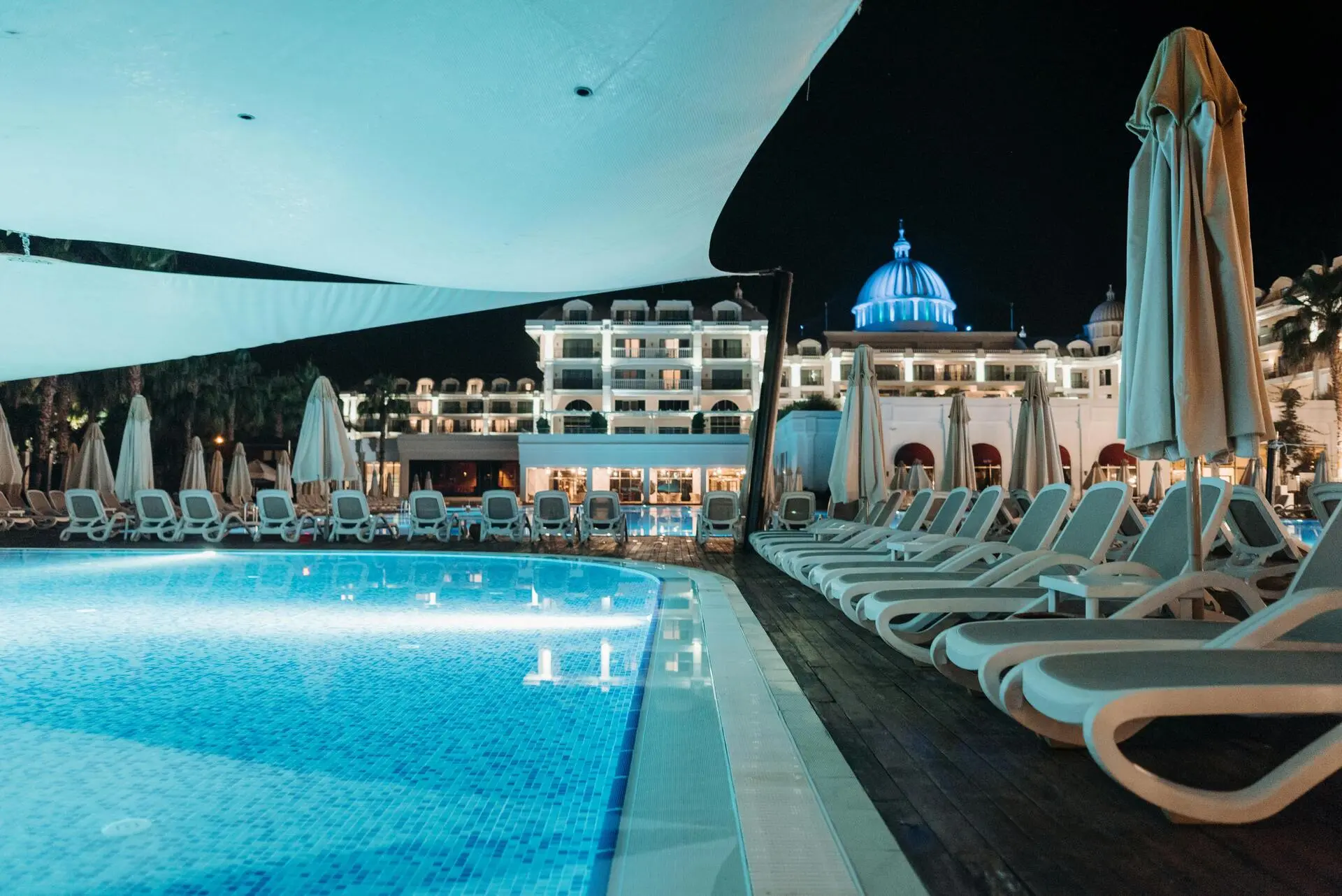 Basen w hotelu premium o zmierzchu