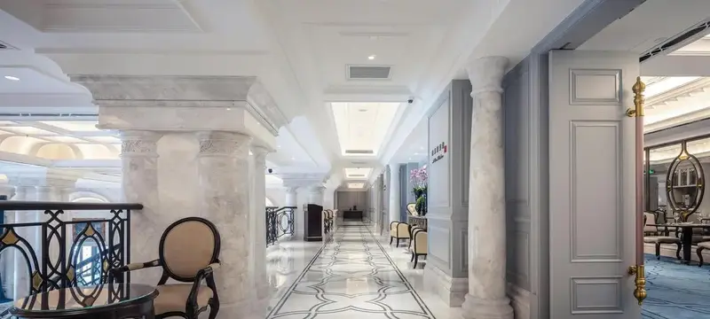 Panoramiczny widok z apartamentu hotelowego na miasto