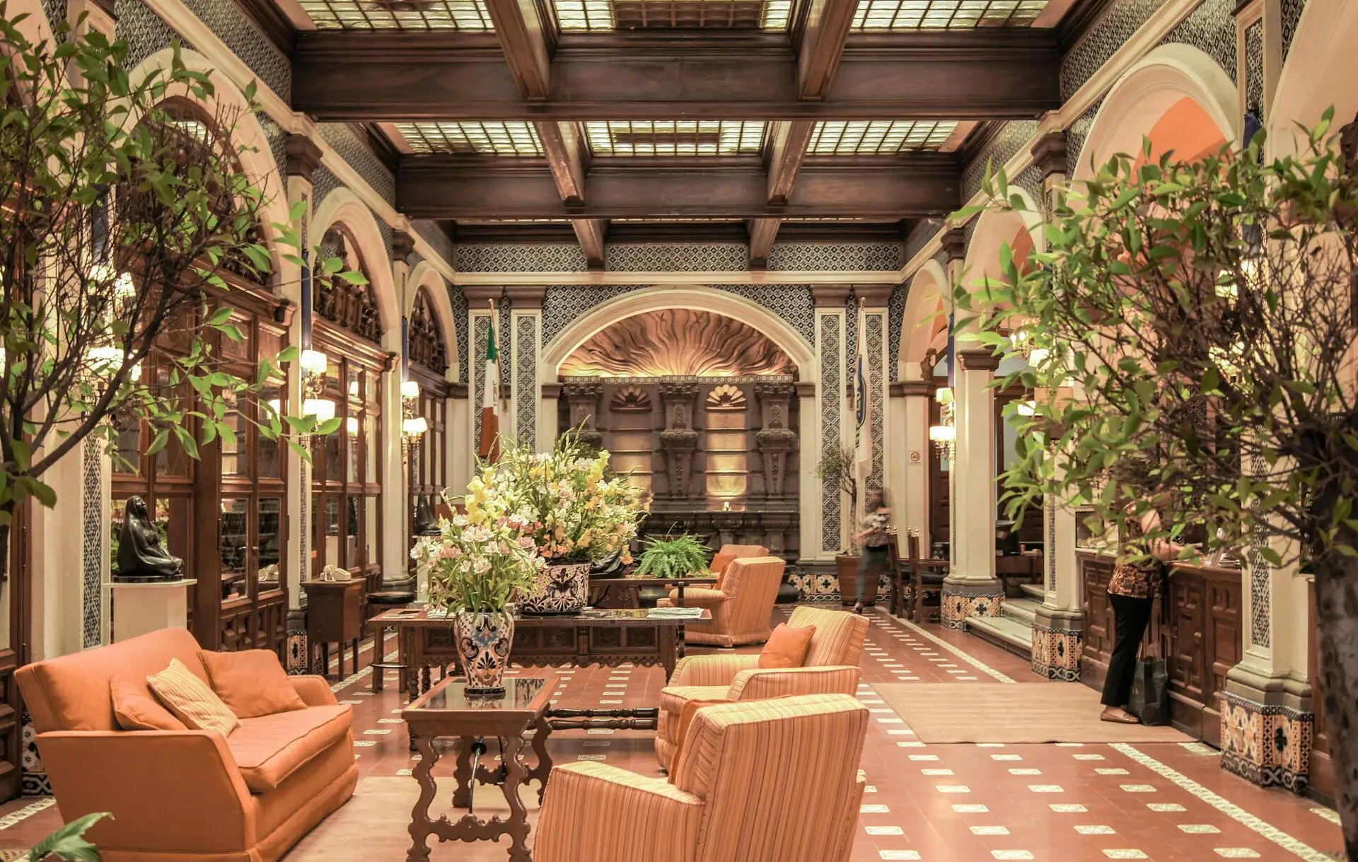Stylowy hotel premium z przestronną fasadą i podświetloną architekturą