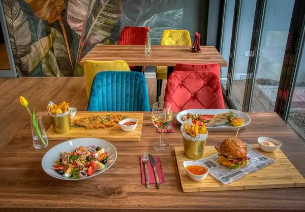 Elegancka restauracja hotelowa z nowoczesnym wystrojem