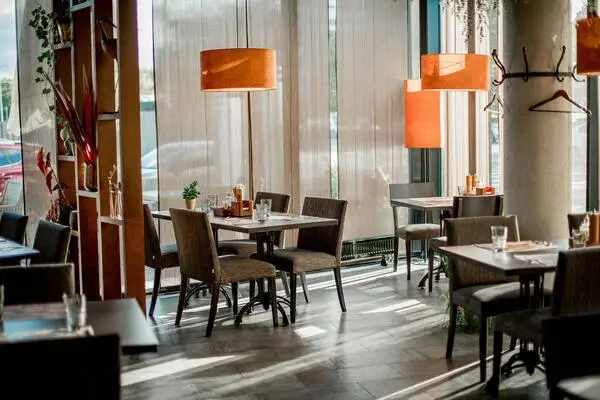 Kameralna przestrzeń gastronomiczna w hotelu premium
