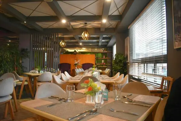Stylowa restauracja hotelowa z widokiem i nastrojowym oświetleniem